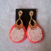 Brinco placa de pérolas Coral