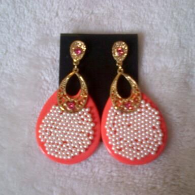 Brinco placa de pérolas Coral